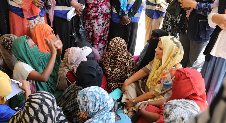 ليلى بكر، المديرة الإقليمية لصندوق الأمم المتحدة للسكان للدول العربية تتوسط مجموعة من النساء النازحات في مساحة آمنة في بورتسودان.