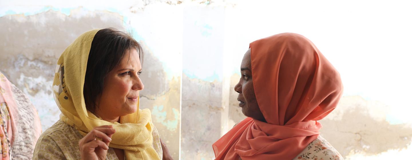 UNFPA Laila Baker, UNFPA Regional Director for Arab States, talks to a Sudanese displaced woman in Port Sudan.