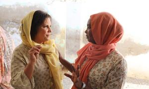 Laila Baker, UNFPA Regional Director for Arab States, talks to a Sudanese displaced woman in Port Sudan.