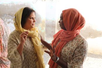 Laila Baker, Directrice régionale de l'UNFPA pour les Etats arabes, s'entretient avec une femme soudanaise déplacée à Port-Soudan.