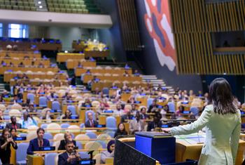 Annalena Baerbock (right), President of the 80th session of the General Assembly, takes the oath of office on the original Charter of the United Nations.
