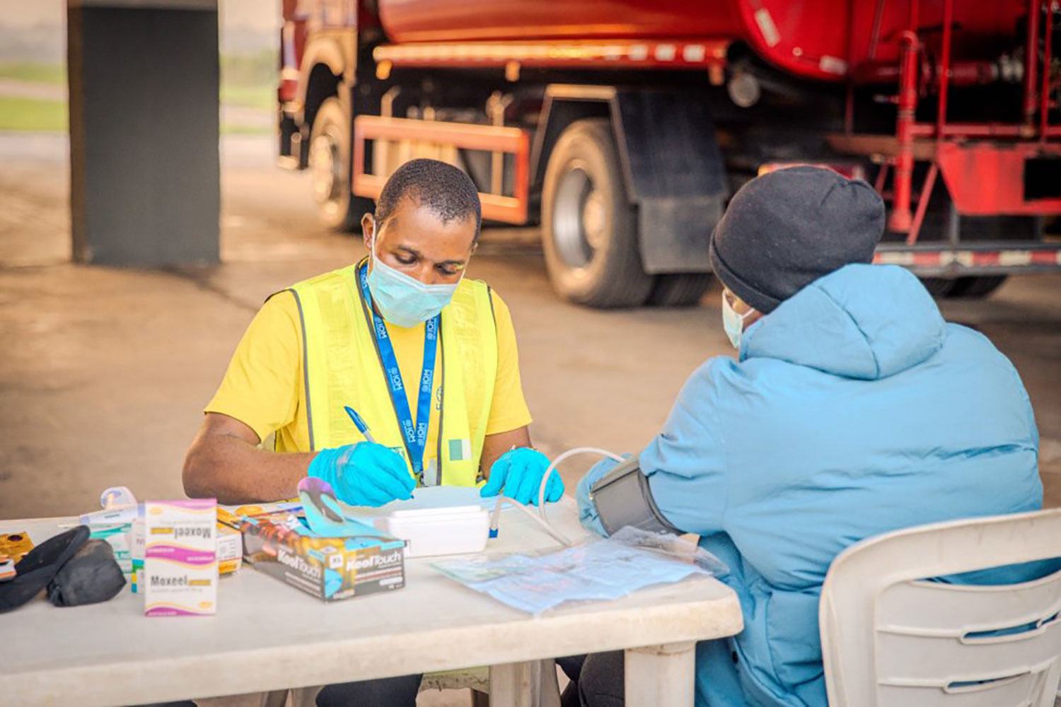 Prontidão nas fronteiras intensifica resposta da OIM ao ébola e varíola em África