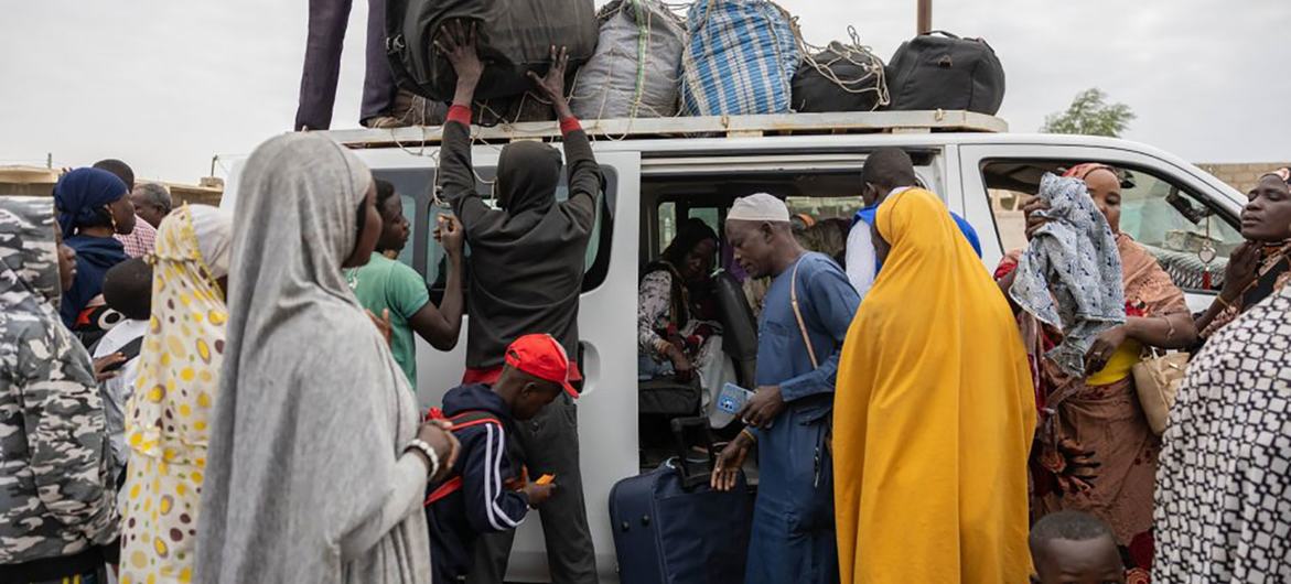 أسر عائدة إلى العاصمة السودانية الخرطوم بعد نزوحها بسبب القتال الذي اندلع في أبريل 2023 بين القوات المسلحة السودانية وقوات الدعم السريع.