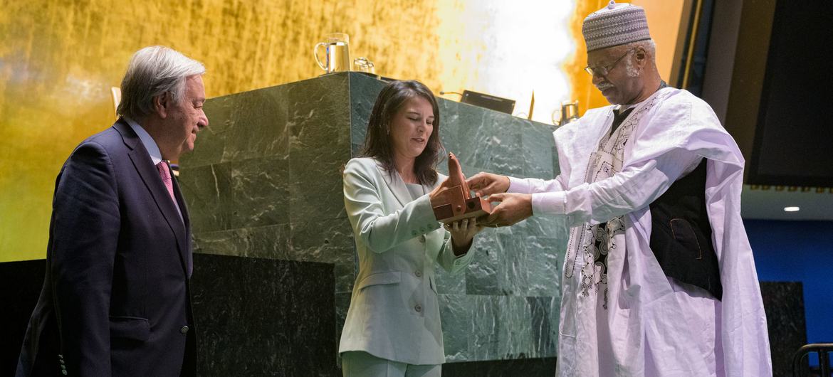 Philémon Yang (right), President of the General Assembly at its 79th session presents the Assembly's iconic gavel to Annalena Baerbock (centre), President of the Assembly at its 80th session. On the left is Secretary-General António Guterres. Philémon Yang (right), President of the General Assembly at its 79th session presents the Assembly's iconic gavel to Annalena Baerbock (centre), President of the Assembly at its 80th session. On the left is Secretary-General António Guterres.