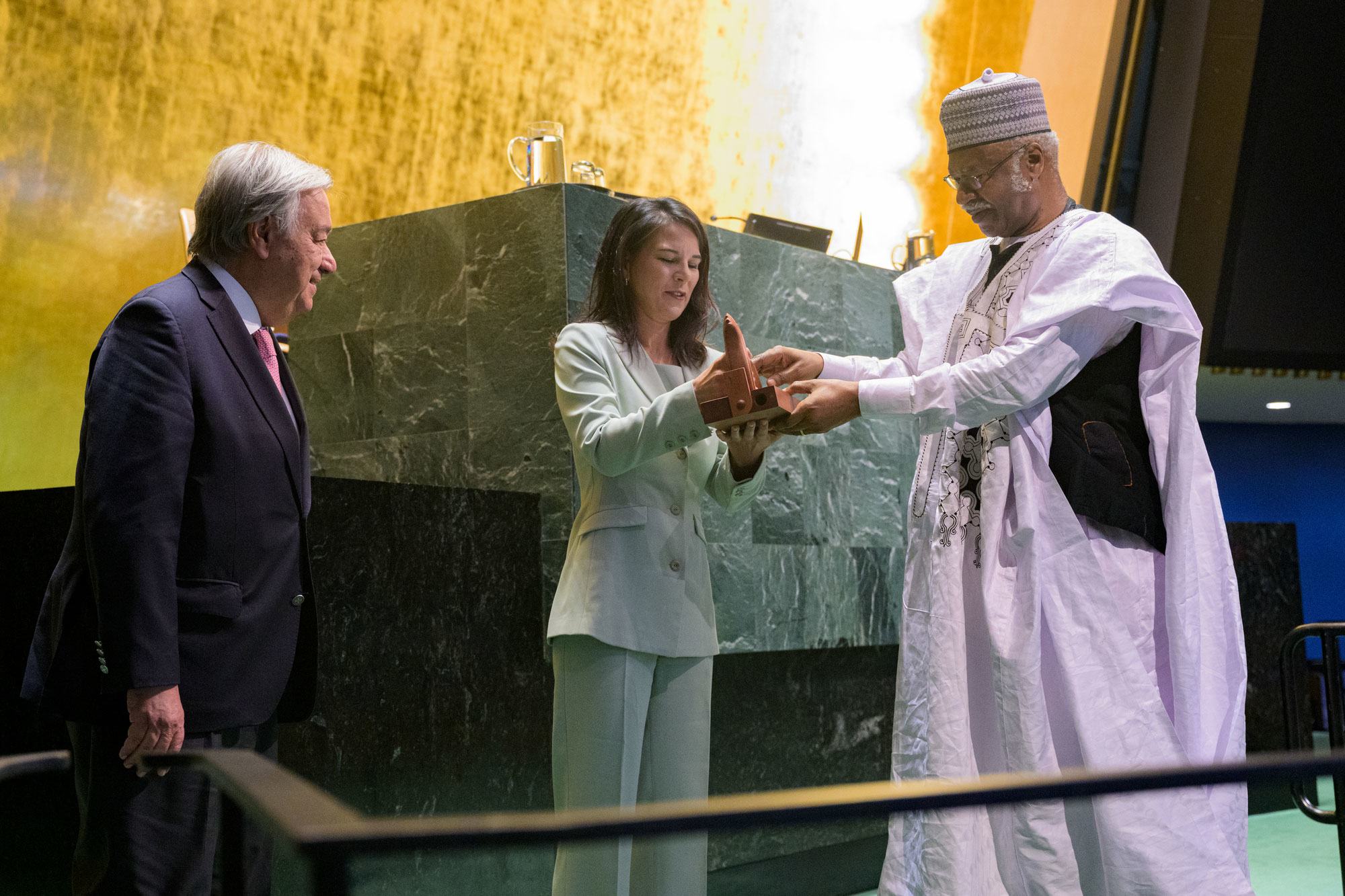 Annalena Baerbock (au centre), présidente élue de la 80e session de l'Assemblée générale des Nations Unies, prête serment lors de la séance de clôture de la 79e session de l'Assemblée générale.