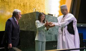 Annalena Baerbock (centro), presidenta electa del 80.º período de sesiones de la Asamblea General de las Naciones Unidas, presta juramento durante la sesión de clausura del 79.º período de sesiones de la Asamblea General.