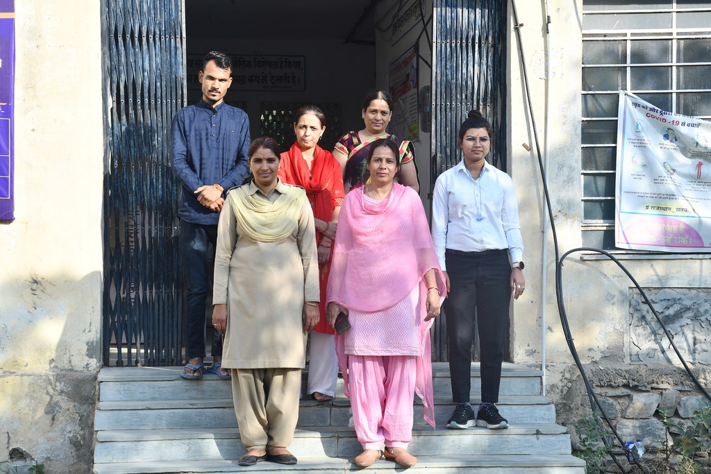भारत के राजस्थान में सीकर स्थित वन स्टॉप सेंटर में UNFPA के कर्मचारी सुविधा केंद्र की सीढ़ियों पर खड़े होकर एक तस्वीर के लिए पोज दे रहे हैं।