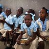 Estas niñas haitianas reciben almuerzos escolares del PMA.