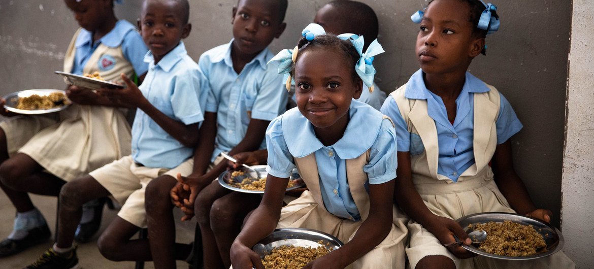 Estas niñas haitianas reciben almuerzos escolares del PMA.