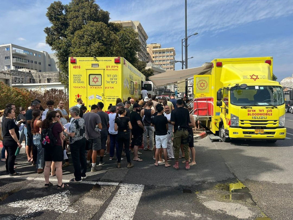 Des personnes en Israël font la queue pour donner leur sang.