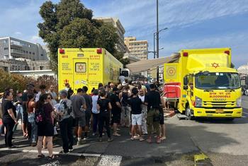 En Israel, la gente hace cola para donar sangre.