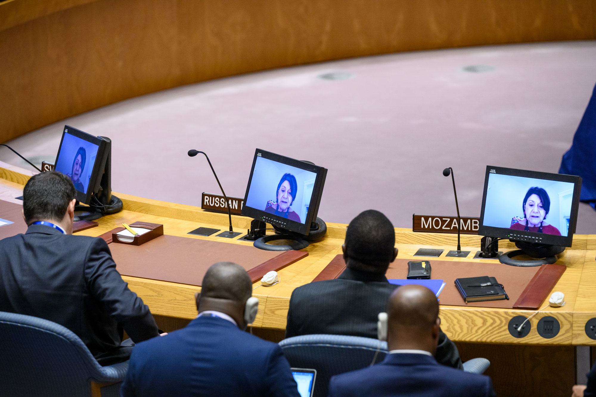 Rosemary Dicarlo (sur l'écran) s'adresse au Conseil de sécurité