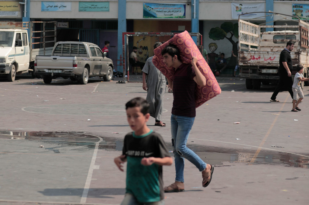 Des habitants de Gaza cherchent des lieux sûrs où s'abriter.