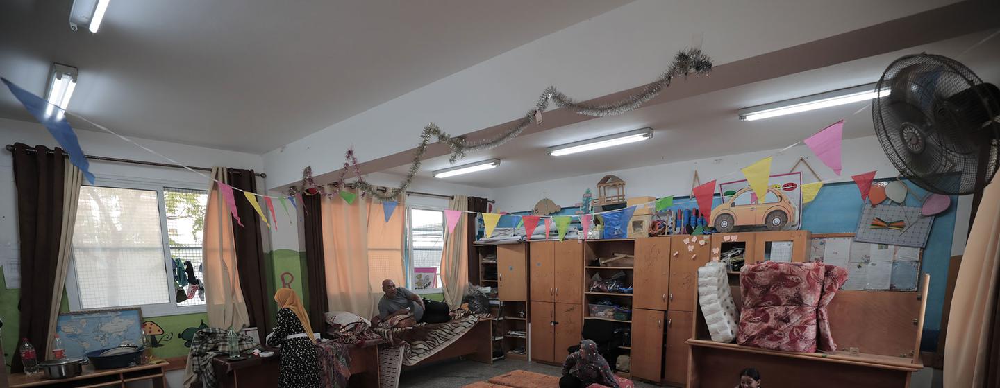 Des familles de Gaza s'abritent dans les écoles de l'UNRWA.