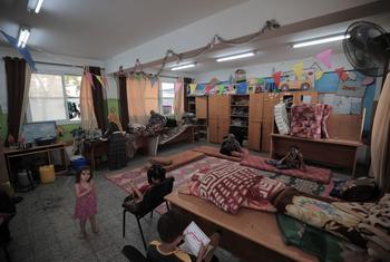 Las familias palestinas se refugian en las escuelas de la UNRWA en Gaza.