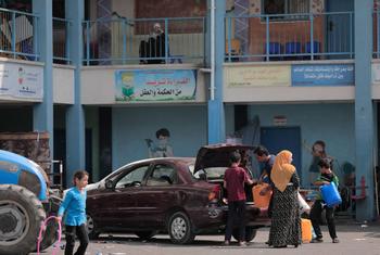 أسر فلسطينية تحتمي في إحدى مدارس الأونروا في غزة، سعيا للأمان في ظل القصف الجوي العنيف.