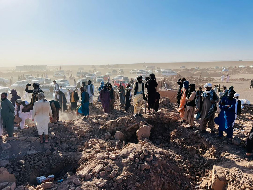 Los rescatistas buscan sobrevivientes atrapados entre los escombros luego del terremoto en Herat, Afganistán.