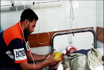 Un hijo practica la respiración artificial a su padre ante la falta de medios medicos tras la destrucción sistemática por parte del Ejército de Israel del sistema sanitario en Gaza. 