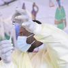 Un agent de santé à Goma, en RD Congo, tenant une seringue contenant une dose de vaccin MVA-BN.