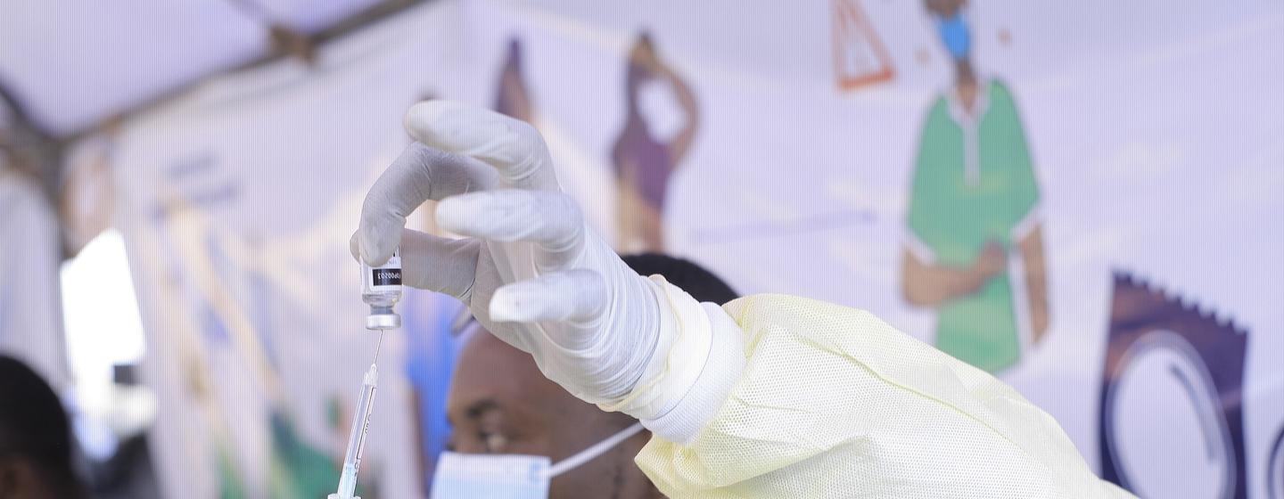 Un agent de santé à Goma, en RD Congo, tenant une seringue contenant une dose de vaccin MVA-BN.