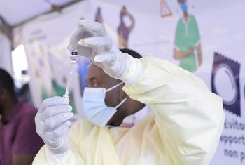 Un agent de santé à Goma, en RD Congo, tenant une seringue contenant une dose de vaccin MVA-BN.