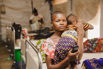 Rosine, de 15 anos, segura sua sobrinha dentro da unidade de isolamento e tratamento de mpox apoiada pelo Unicef no Hospital Kavumu, na província de Kivu do Sul, República Democrática do Congo, em 14 de setembro de 2024