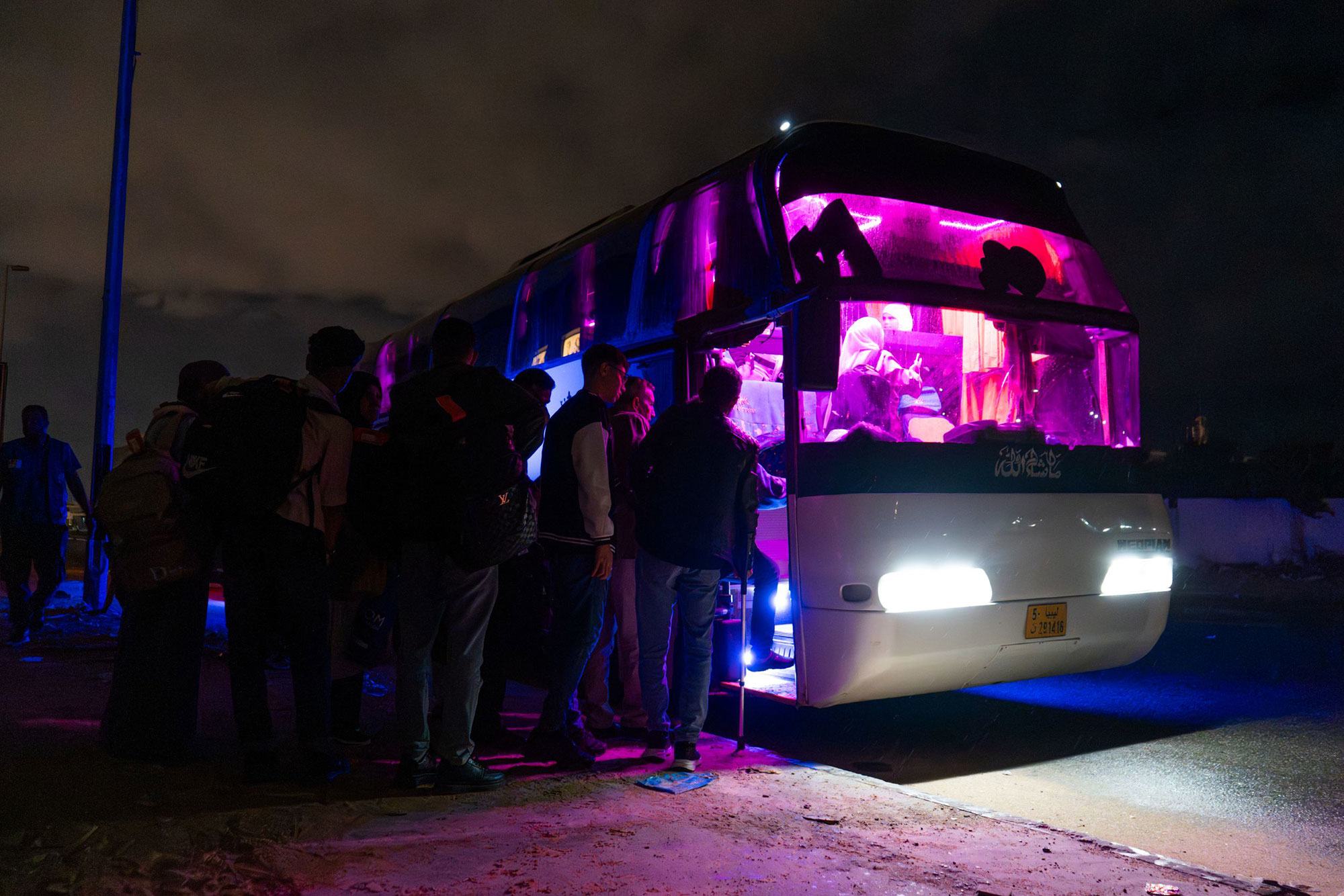 Des migrants syriens en Libye entament leur voyage de retour vers la Syrie.