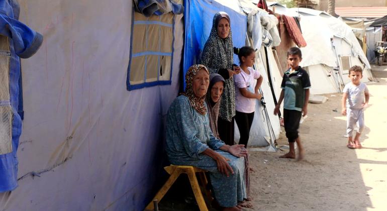 السيدة المسنة مريم الغولة تجلس أمام الخيمة التي تتآوى فيها. السيدة المسنة مريم الغولة تجلس أمام الخيمة التي تتآوى فيها.