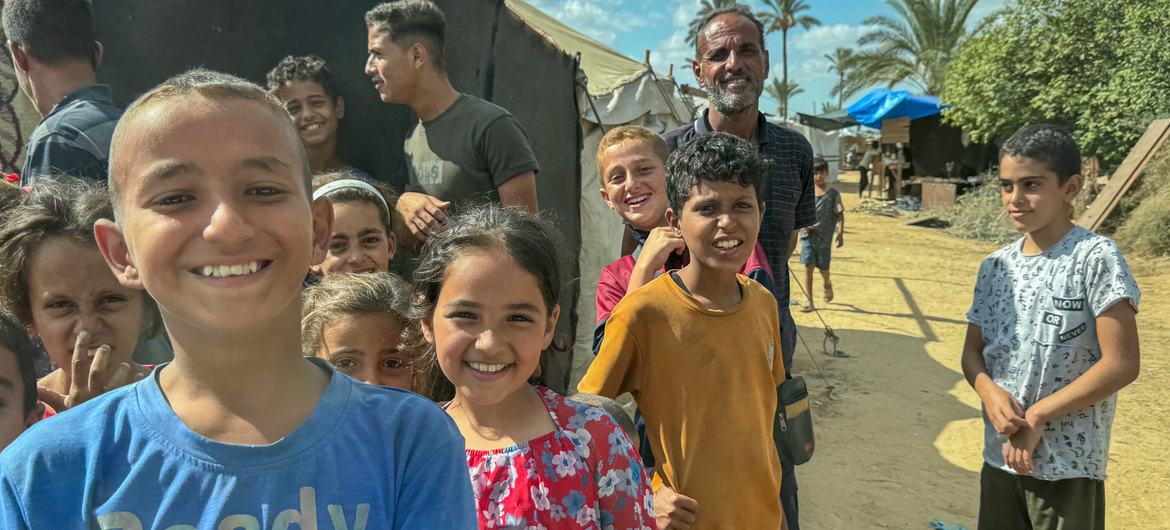 Niños hacen cola para recibir comida en un comedor comunitario en Deir al Balah, Gaza, antes del acuerdo de alto el fuego.