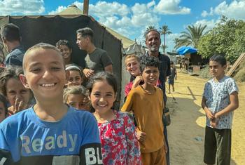 Niños hacen cola para recibir comida en un comedor comunitario en Deir al Balah, Gaza, antes del acuerdo de alto el fuego. Niños hacen cola para recibir comida en un comedor comunitario en Deir al Balah, Gaza, antes del acuerdo de alto el fuego.