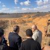 Le Procureur de la CPI, Karim Khan, lors d'une visite du site de Tarhunah, en Libye, où des charniers ont été identifiés.