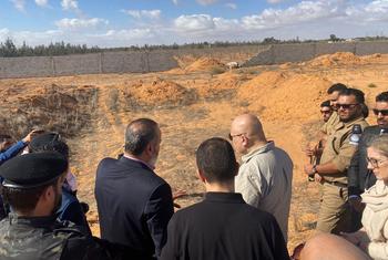 أرشيف: المدعي العام للمحكمة الجنائية الدولية يزور موقعا في ترهونة، ليبيا، تم اكتشاف مقابر جماعية به.