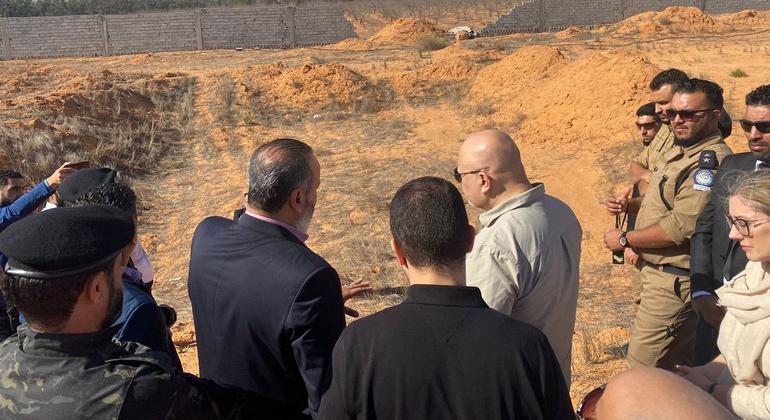 国际刑事法院检察官卡里姆•汗（Karim Khan）参观利比亚塔尔胡纳（Tarhunah）的垃圾填埋场，在那里发现了一些乱葬坑(资料图片)。