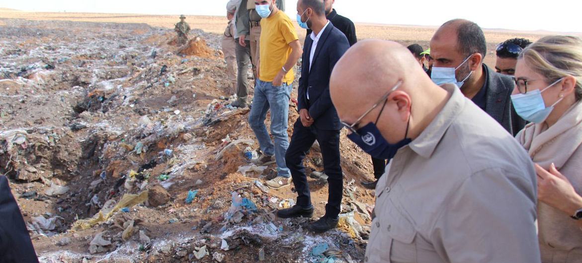 المدعي العام للمحكمة الجنائية الدولية كريم خان يزور مكب النفايات في ترهونة ، ليبيا ، حيث تم التعرف على عدد من المقابر الجماعية.