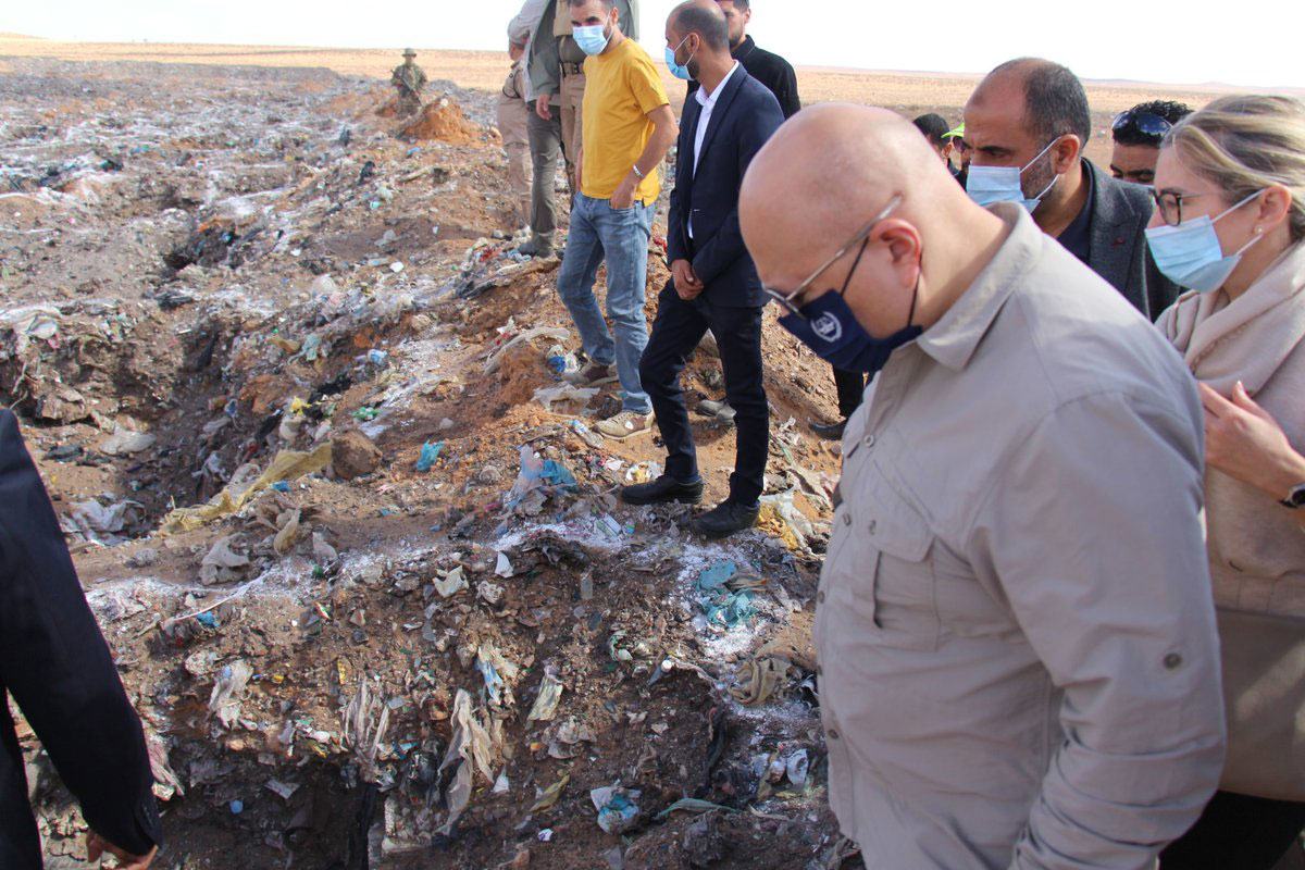 作为其访问利比亚行程的一部分，卡里姆·汗到塔鲁纳现场了解情况。