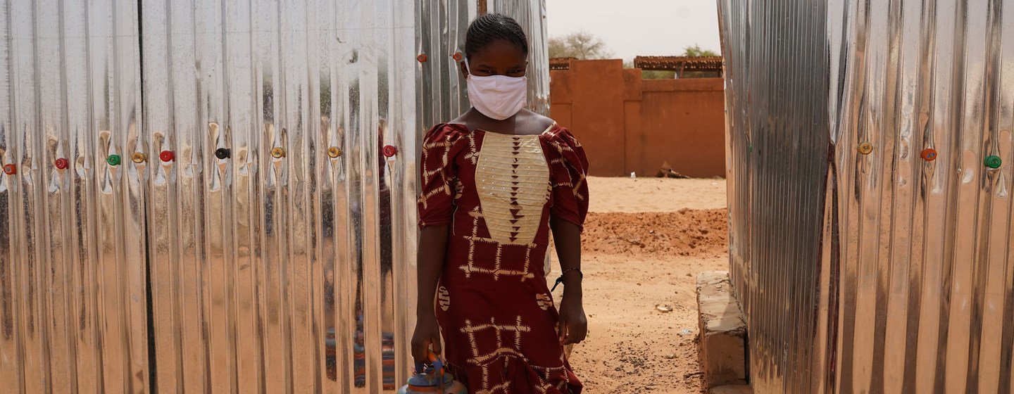 Un joven migrante de Níger está siendo alojado en un campamento apoyado por la ONU en Burkina Faso.