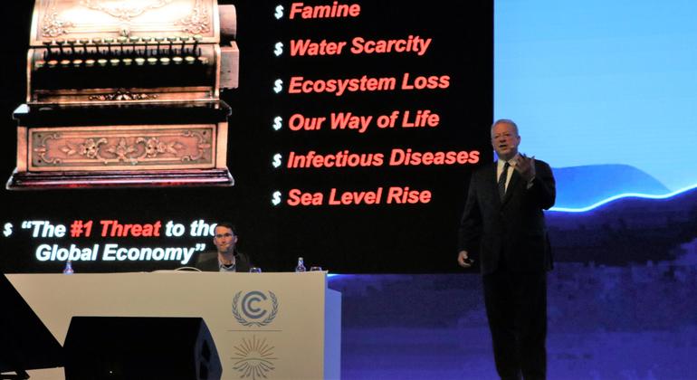 Al Gore saat peluncuran inventaris Jejak Iklim di COP27...