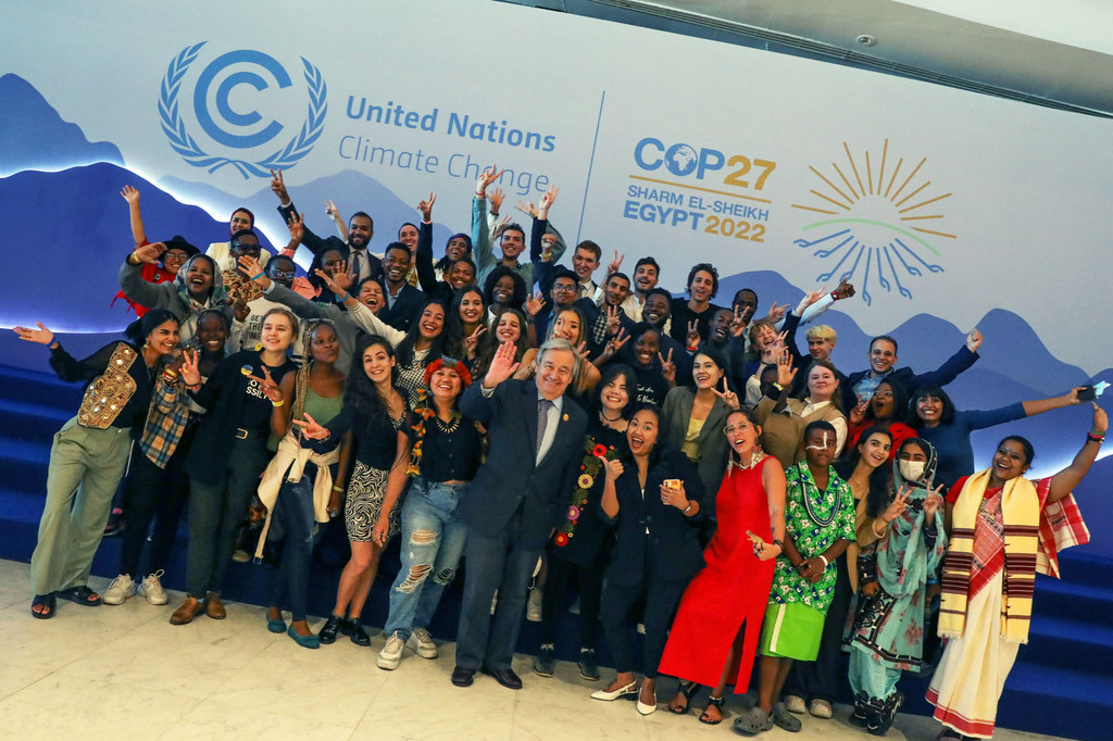 秘书长安东尼奥•古特雷斯在埃及沙姆沙伊赫举行的COP27气候执行峰会上与青年气候活动家合影。