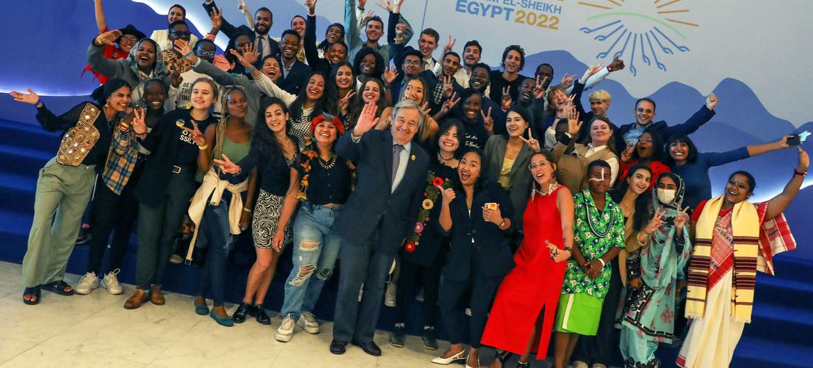آنتونیو گوترش، دبیرکل سازمان ملل متحد با فعالان جوان آب و هوا در اجلاس اجرای اقلیم در COP27 در شرم الشیخ، مصر.