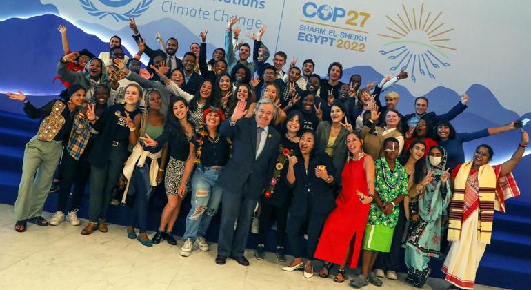 O secretário-geral da ONU, António Guterres, com jovens ativistas climáticos na Cúpula de Implementação Climática na COP27 em Sharm el-Sheikh, Egito.