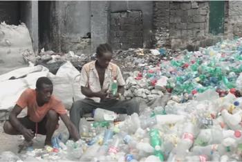 Los recolectores locales de residuos plásticos de Haití reciben un pago por cada pieza de plástico recogida a través de un sistema de origen ético respaldado por The Plastic Bank.
