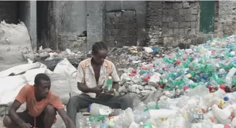 Waokokata taka za plastiki nchini Haiti wanajipatia fedha kutokana na mradi huo wa kuokota taka unaotekelezwa na Kampuni ya Benki ya Plastiki.