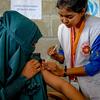 बांग्लादेश के एक स्वास्थ्य केंद्र में एक लड़की को कोविड-19 वैक्सीन की दूसरी ख़ुराक लगाई जा रही है.