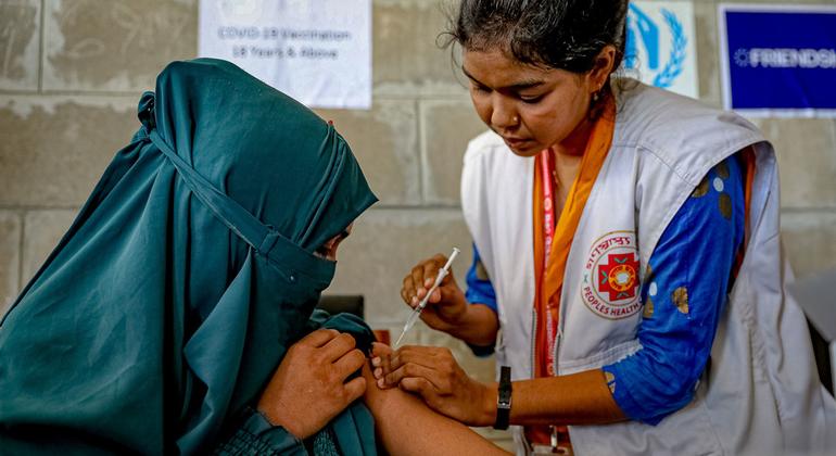 Una adolescente recibe su segunda dosis de la vacuna COVID-19 en Bhasan Char, Bangladesh.