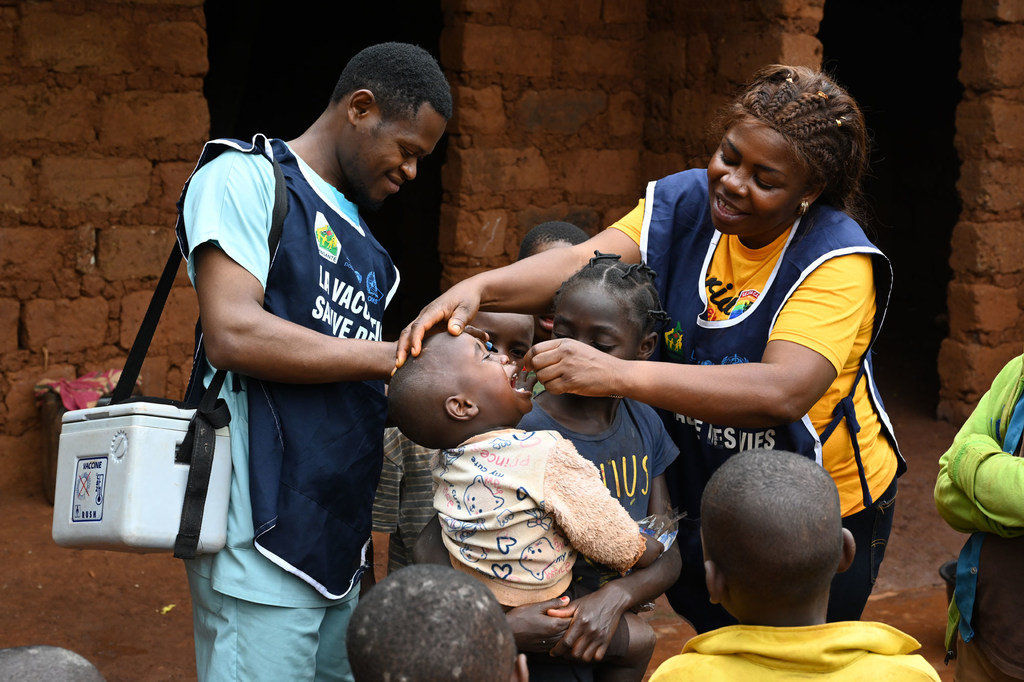 Des enfants sont vaccinés lors d'une campagne de lutte contre la polio dans la région occidentale du Cameroun.