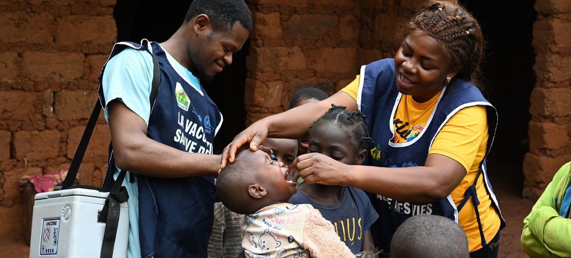 Des enfants sont vaccinés lors d'une campagne de lutte contre la polio dans la région occidentale du Cameroun.