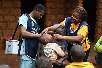 يتم تطعيم الأطفال خلال حملة ضد شلل الأطفال في المنطقة الغربية من الكاميرون.