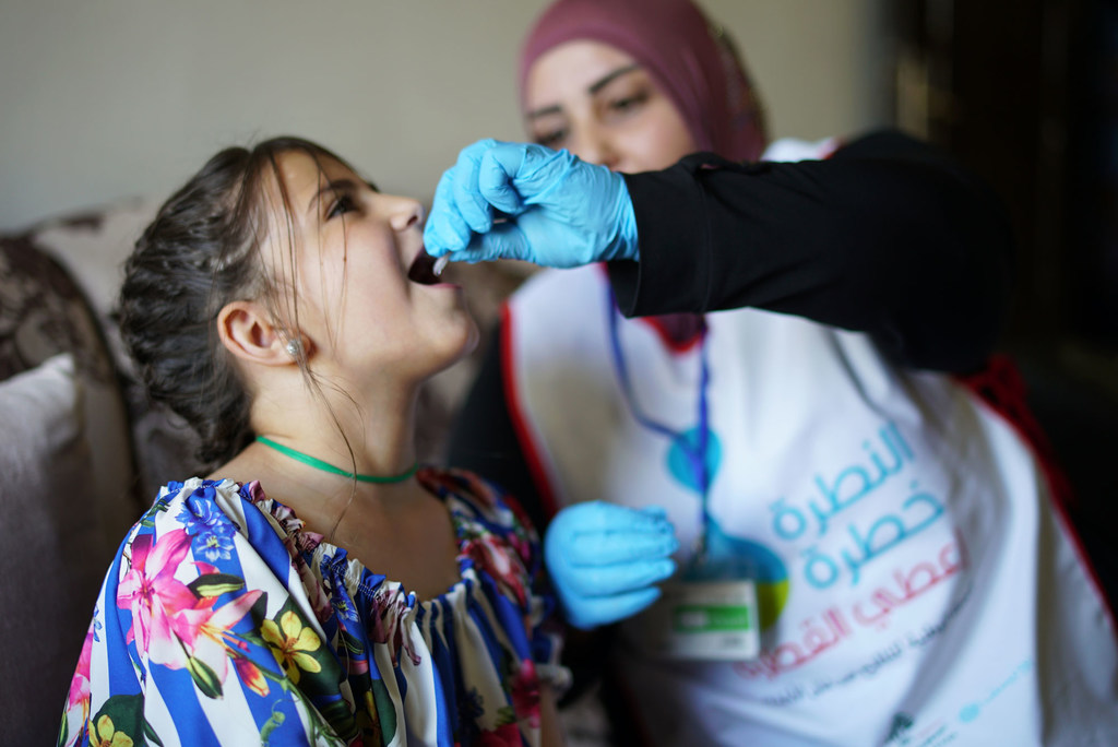 Une jeune fille est vaccinée contre la rougeole au Liban.