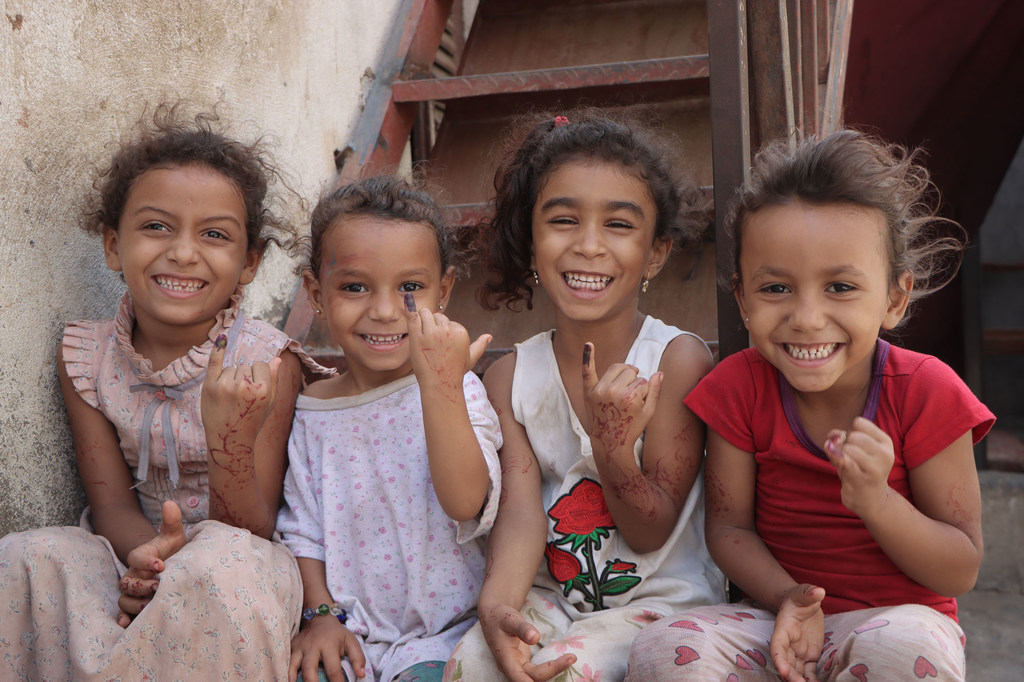 Niñas yemenitas recién vacunadas contra la polio pese al conflicto en su país.