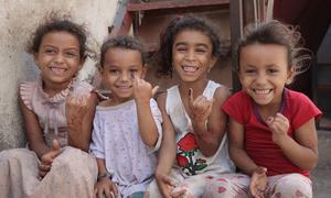 الفتيات الصغيرات تلقين التطعيم ضد شلل الأطفال خلال النزاع في اليمن.